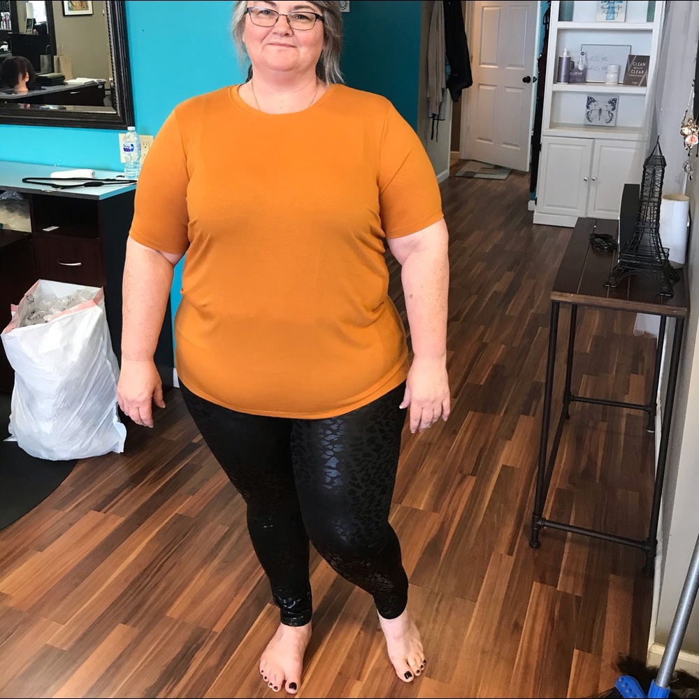 Cute mustard color tee super soft